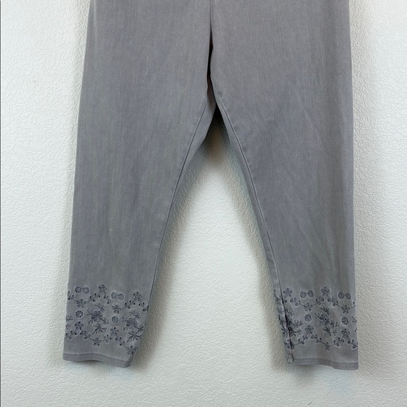 Caffe Marrakesh Gray Cropped Leggings with Floral Eyelet Embroidery Size Small - Picture 3 of 10